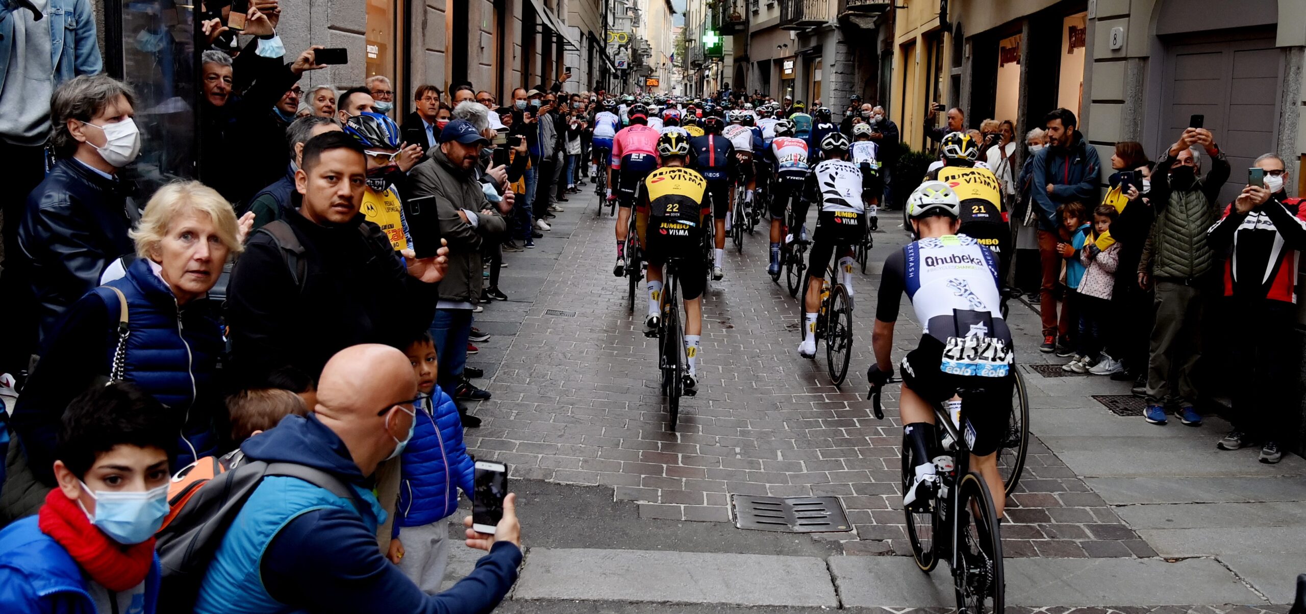 Il Giro di Lombardia a Como: strade chiuse, divieti e orari
