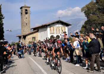 Il passaggio del Giro  di Lombardia 2022 dal Ghisallo (foto Marco Alpozzi/LaPresse/Rcs Media)