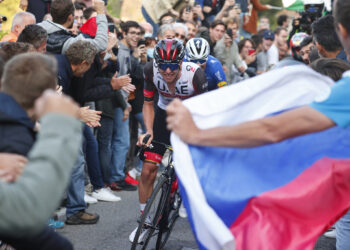 il vincitore Tadej Pogacar in azione al Giro di Lombardia 2021 (foto Rcs Sport-Pool Bettini)