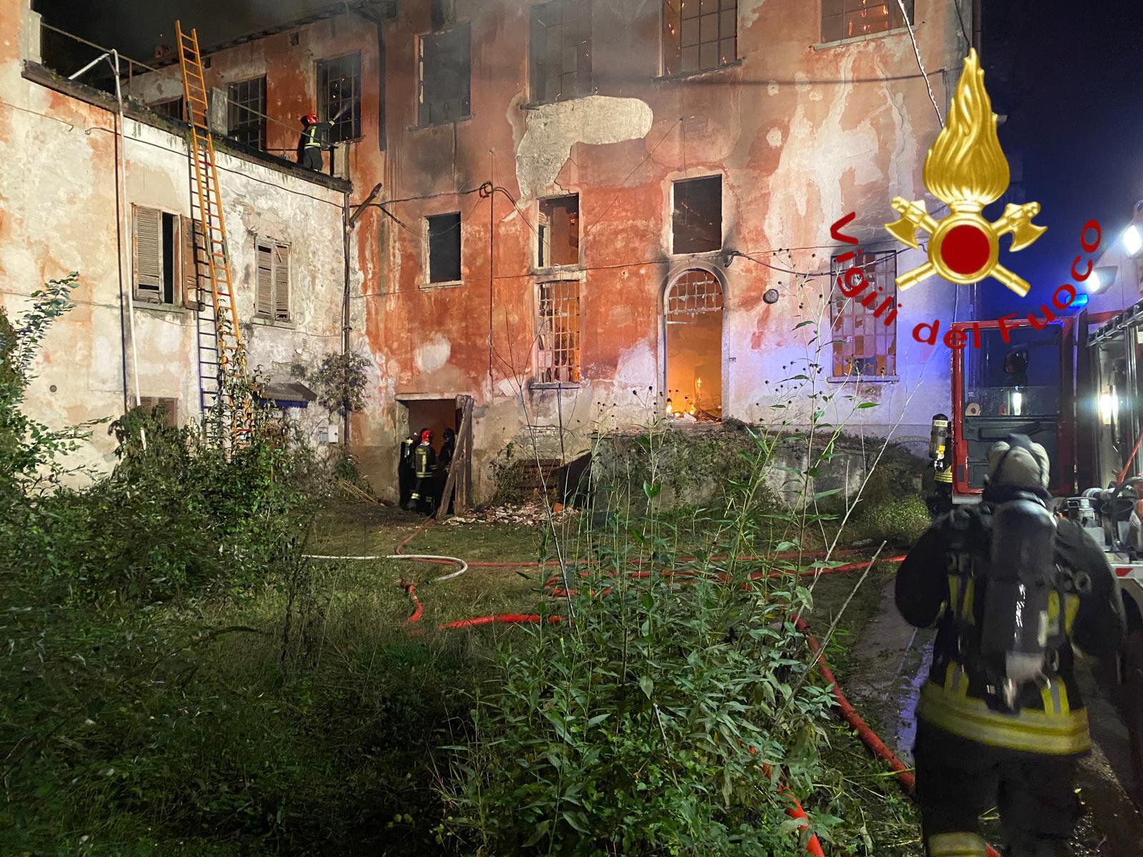 Erba, incendio nella notte. Distrutto edificio disabitato