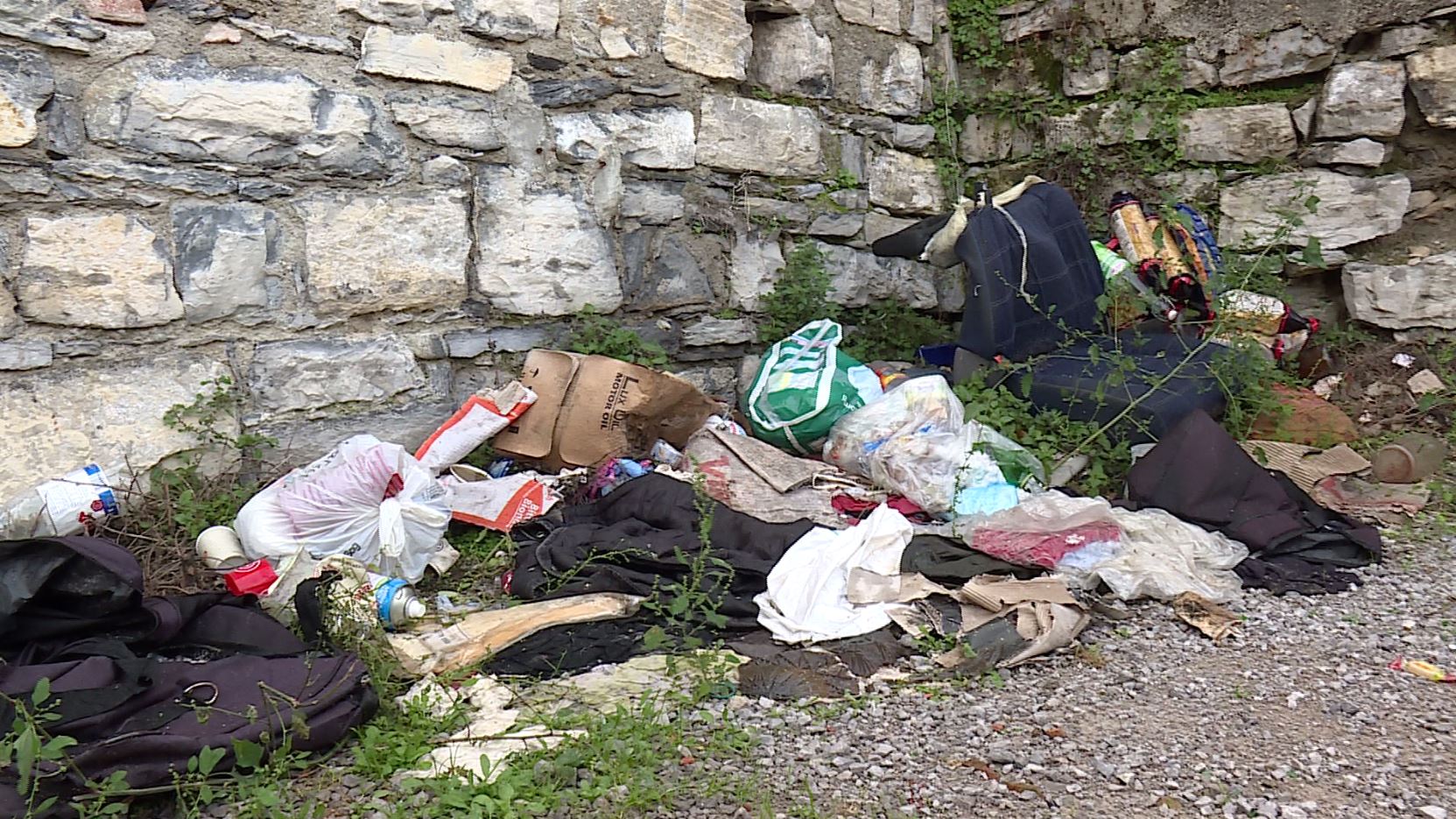 Il degrado del parcheggio libero di via Teodolinda. Lombardi: “Faremo una nuova pulizia”