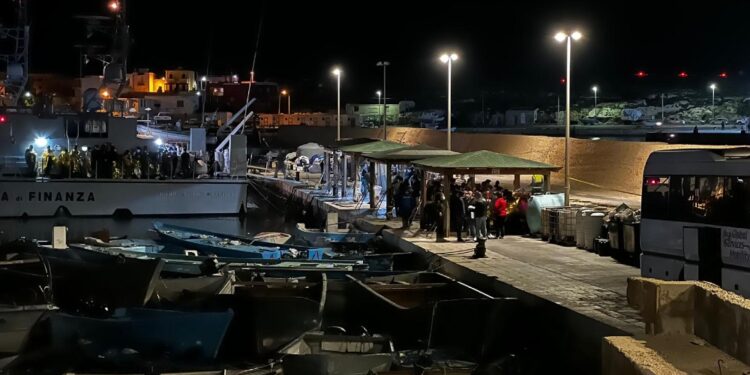 Trovato su un barchino soccorso al largo dell'isola