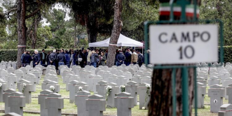 In 50 al cimitero Maggiore senza rito del presente