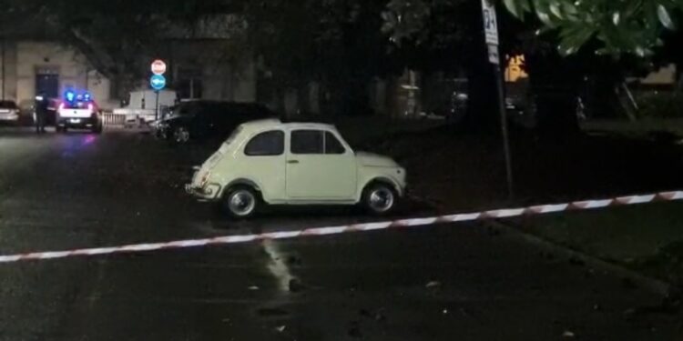 E' una Fiat 500 d'epoca che era stata rubata. Escono dei cavetti