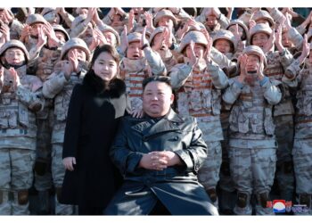 Leader accompagnato da figlia alla cerimonia di lancio missile