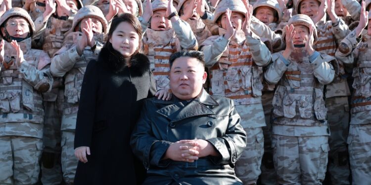 Leader accompagnato da figlia alla cerimonia di lancio missile