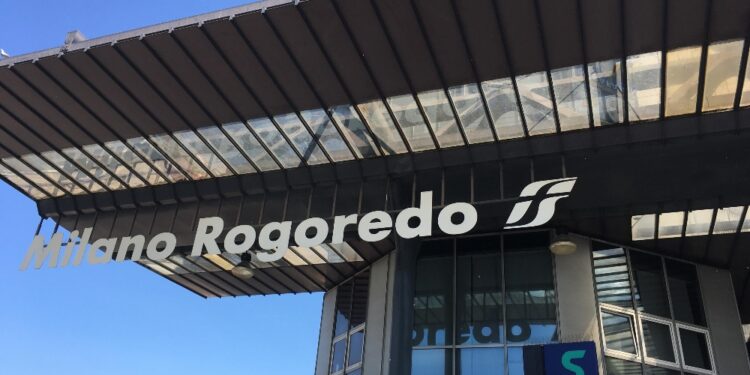 Era seduto vicino ai binari fuori dalla stazione di Rogoredo