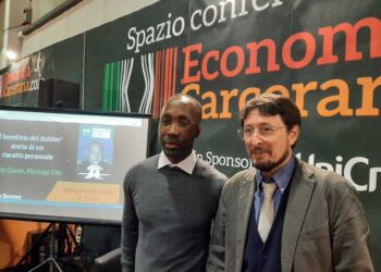 Presenta suo libro. "Ci sono io con pregi e difetti" spiega