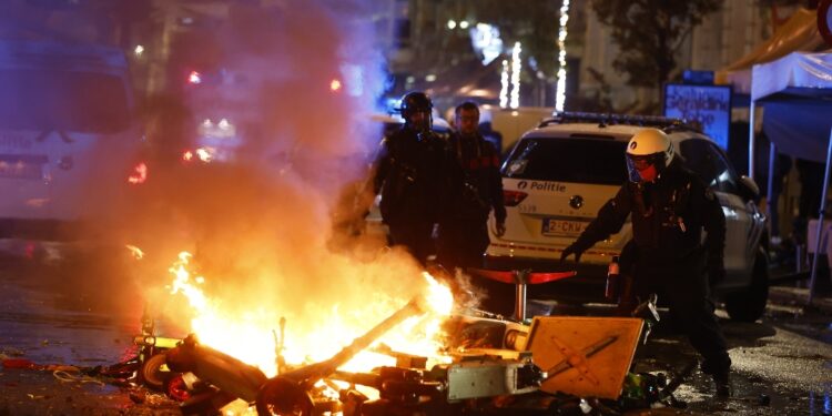Decine di tifosi marocchini hanno assaltato le vie del centro