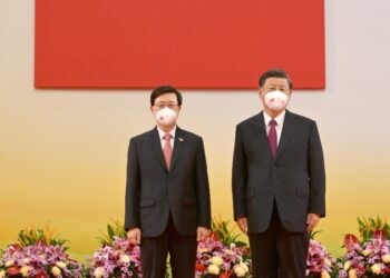 Governatore e leader cinese ad eventi a Bangkok senza mascherine