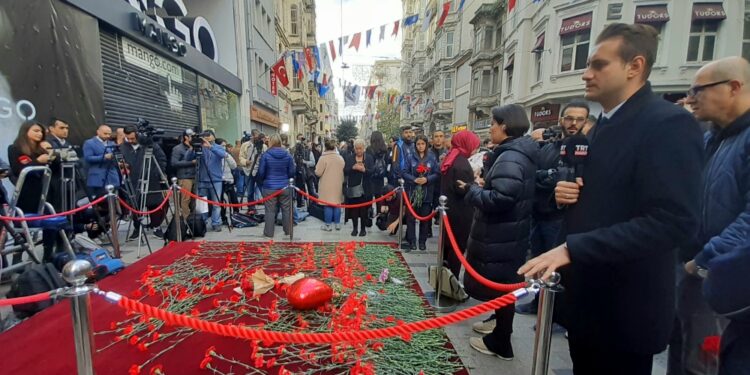 Garofani rossi per commemorare le vittime sul luogo dell'attacco