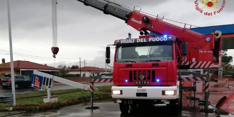 Intervento dei vigili del fuoco in un edificio di 4 piani