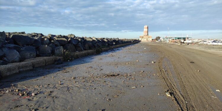 Trascinati dalle onde su scogliere e strada zona faro