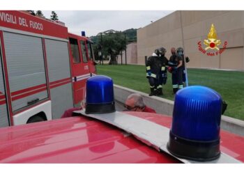 Sotto una catasta di metallo nel Torinese