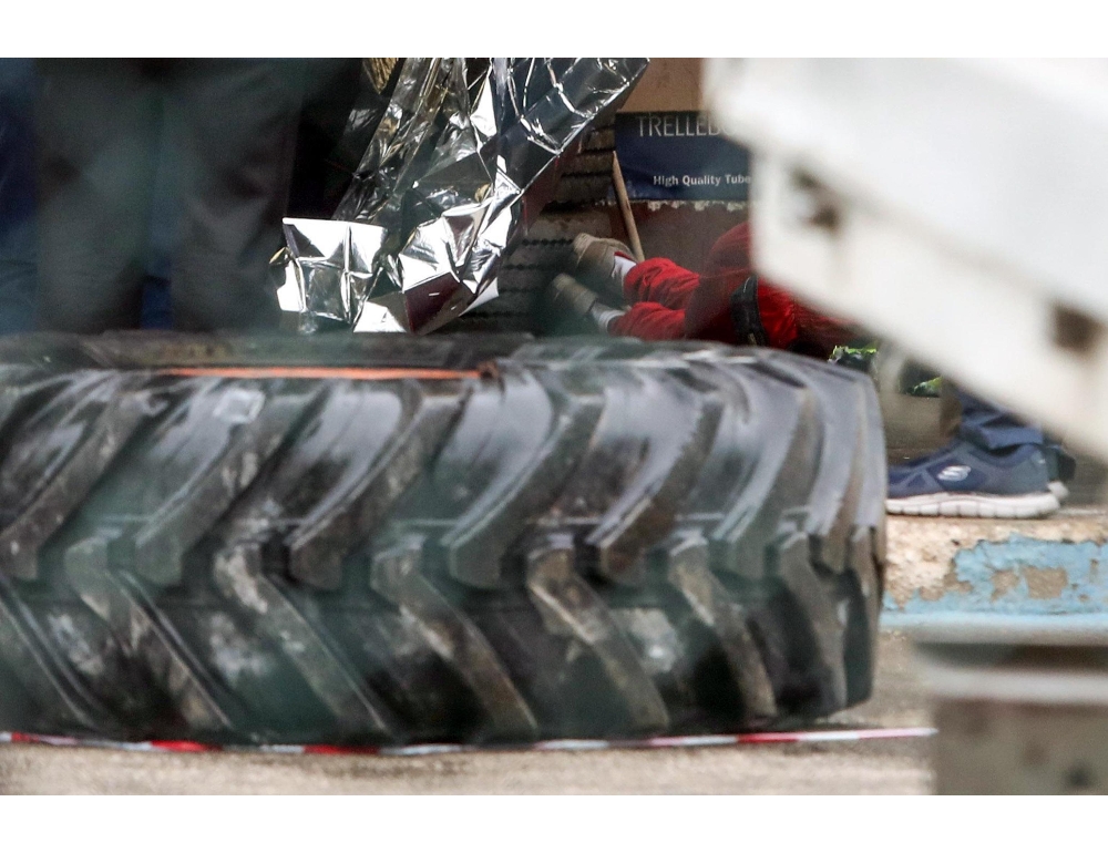 Operaio muore travolto da un camion in un’azienda nel Mantovano