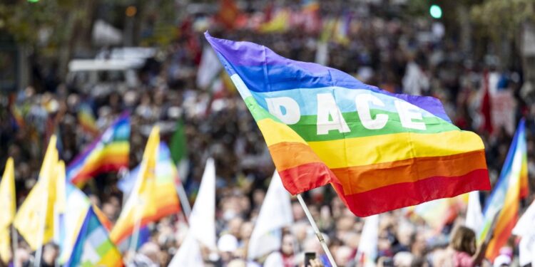 La manifestazione chiude sulle note di Bella ciao