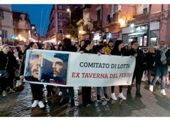 Manifestanti bloccano traffico lungo corso San Giovanni