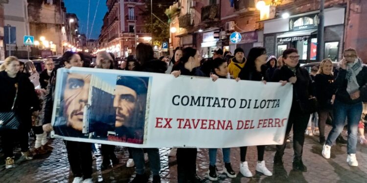 Manifestanti bloccano traffico lungo corso San Giovanni