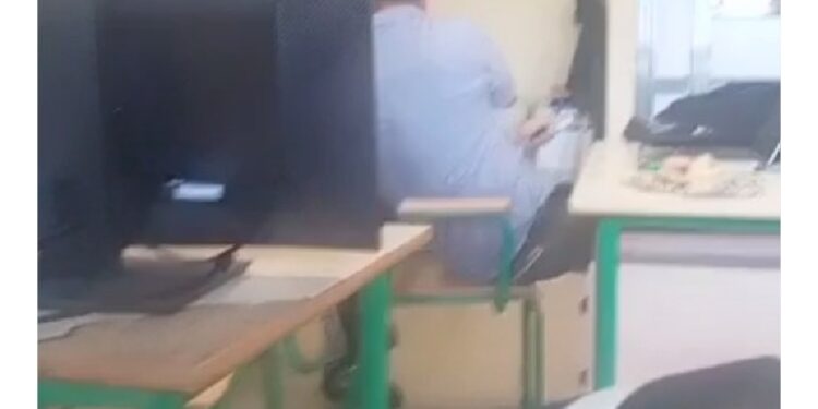 Scuola punirà l'altro che ha fatto video: c'è divieto cellulari