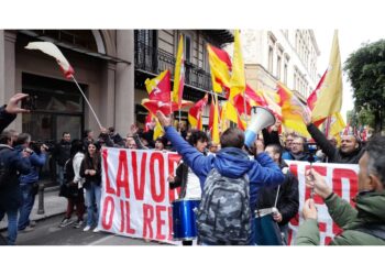 Manifestanti sfilano fino alla presidenza della Regione