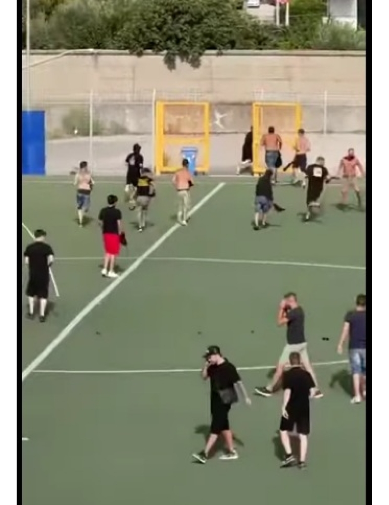 Scontri allo stadio tra tifosi, obbligo di dimora per 13