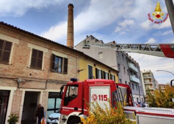 Trenta persone sgomberate e chiusa una via per torre pericolante