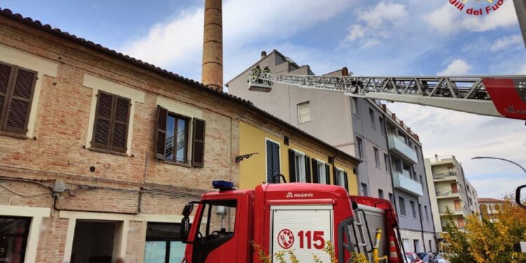 Trenta persone sgomberate e chiusa una via per torre pericolante