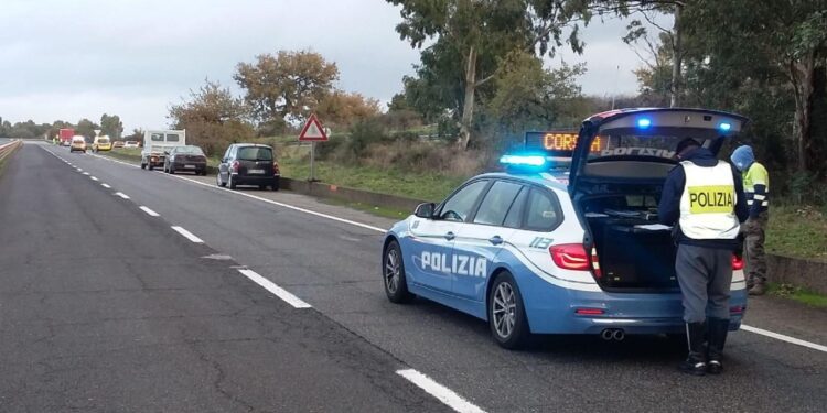 Era sceso dall'auto per sistemare un carrello