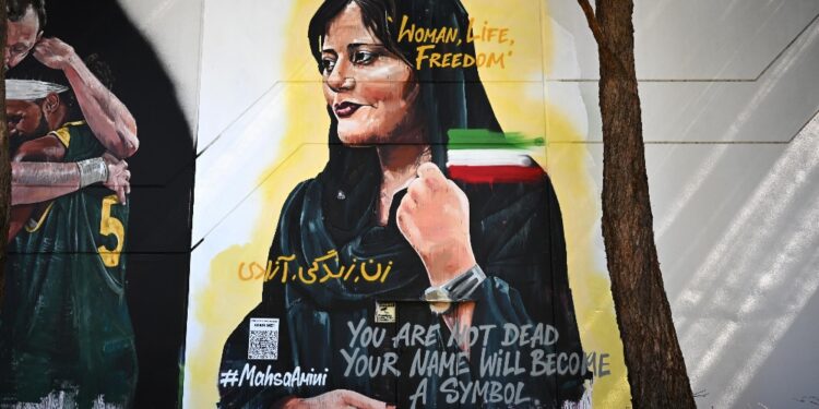 Su maglietta nera scritta 'Iran' in solidarietà a Mahsa Amini