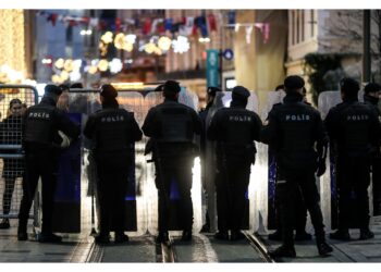 Bloccato da cordone di polizia vicino a piazza Taksim