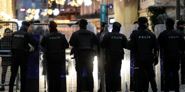 Bloccato da cordone di polizia vicino a piazza Taksim