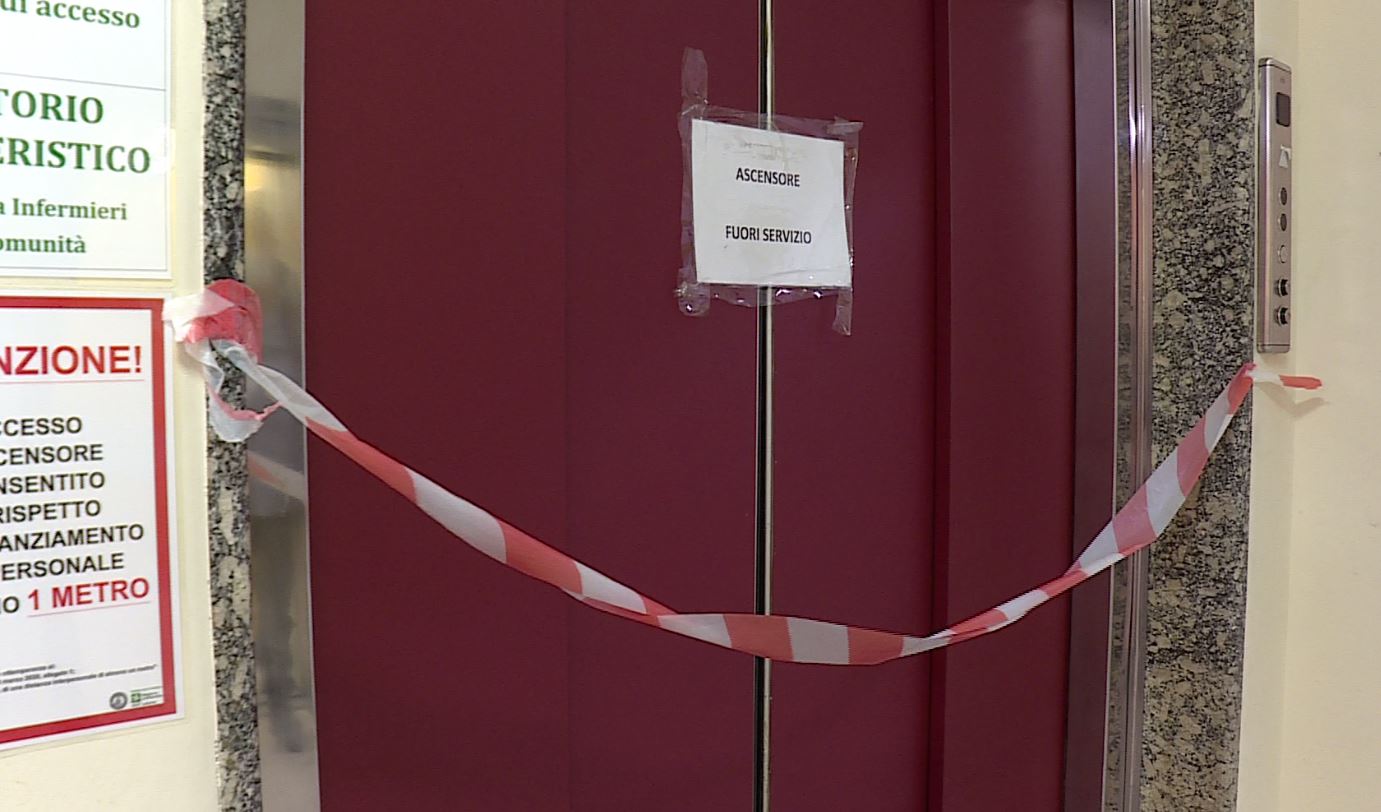 Ascensori fuori uso in via Napoleona. Asst: “Intervento a gennaio”