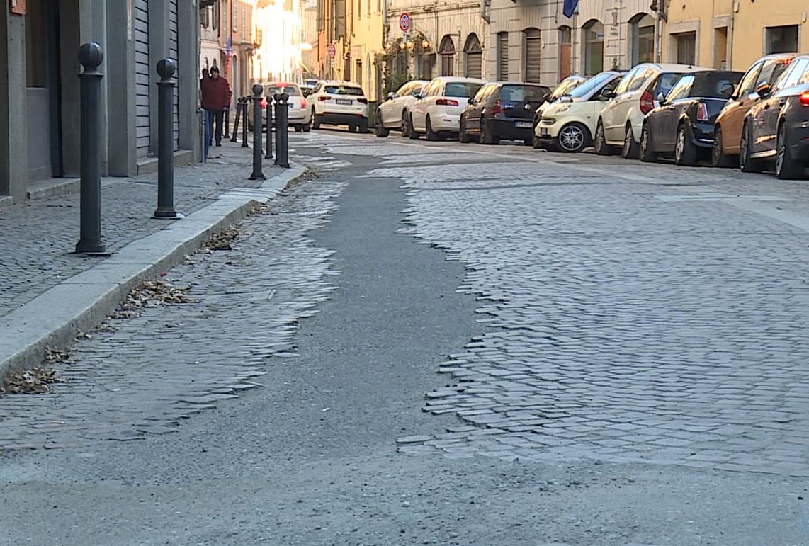 Via Borgovico vecchia di nuovo transitabile tra buche e dossi