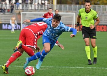 Como-Bari. L'azione del primo calcio di rigore fischiato al Como, con Iovine atterrato in area (foto Roberto Colombo)