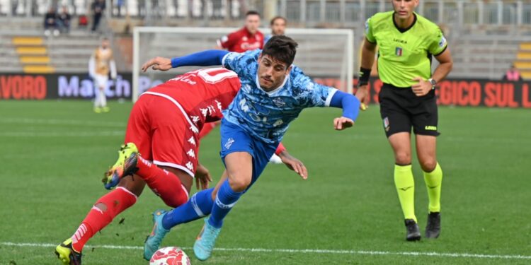 Como-Bari. L'azione del primo calcio di rigore fischiato al Como, con Iovine atterrato in area (foto Roberto Colombo)