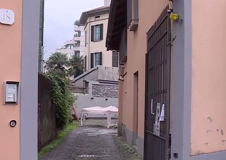 Il ritrovamento della tomba in via Borgovico, il Comune: “Nessuno stop. I lavori procedono regolarmente”