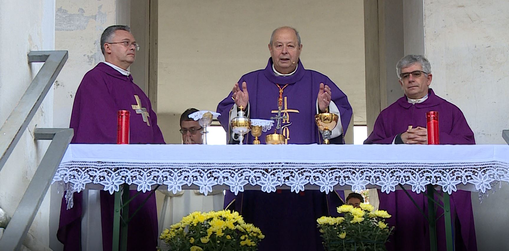 La commemorazione dei defunti: nel cimitero di Monteolimpino la messa del cardinale Cantoni