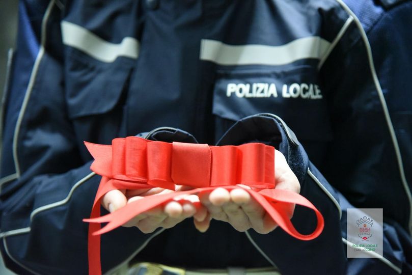 Violenza contro le donne, nastro rosso sulle auto di servizio della polizia locale di Como