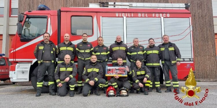 Pompieri gli donano una autoscala come chiesto