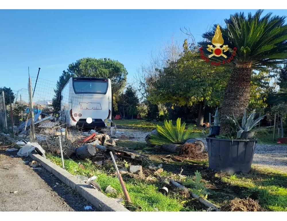 Bus esce di strada, due bambini e autista feriti non gravi