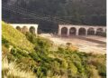 Sugli argini del fiume sottostante erano in corso lavori