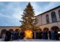 In video l'augurio cantato intorno a presepe piazza S. Francesco