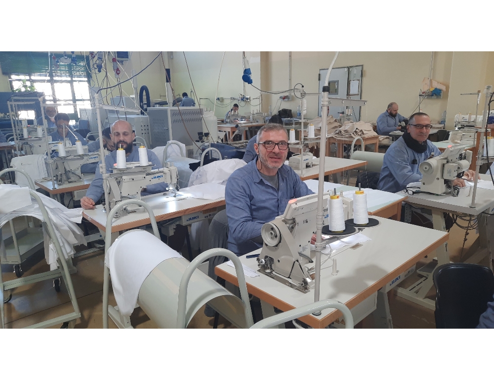 In carcere violenze, la fabbrica delle camicie per penitenziaria