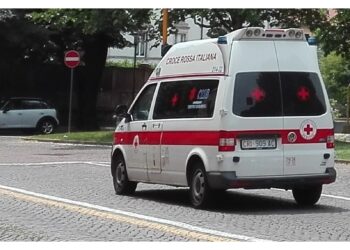 Erano tutti su un'auto. Danneggiato un passaggio livello