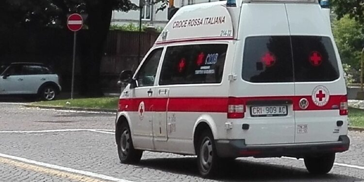 Erano tutti su un'auto. Danneggiato un passaggio livello