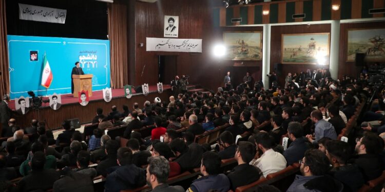 Raisi a Università di Teheran per Giorno dello Studente
