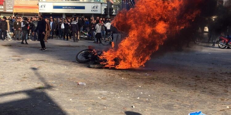 Issato il patibolo a Isfahan. Suoi sostenitori in pellegrinaggio