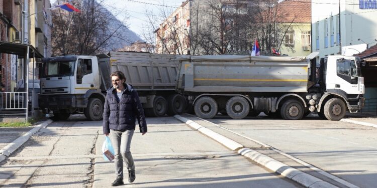 Dopo incontro di Vucic con i serbi locali. A fuoco due camion