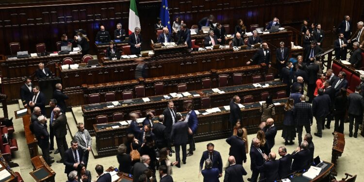 Scade il 30/12; l'opposizione annuncia un duro ostruzionismo