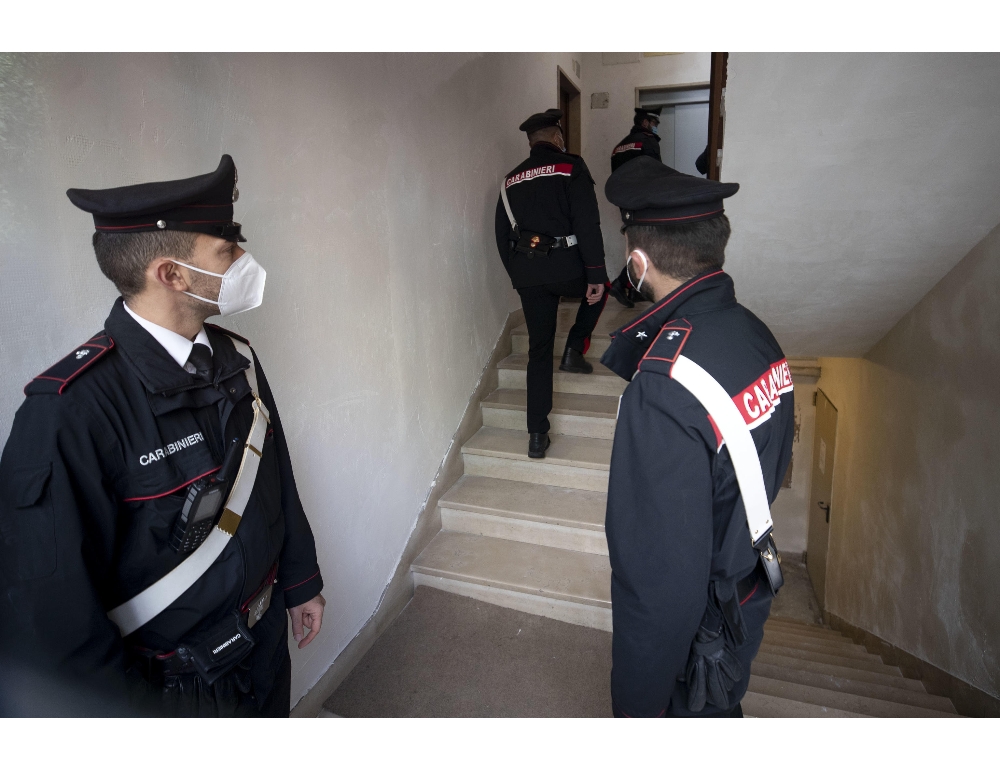 Lite su scale condominio, anziano pestato in fin di vita
